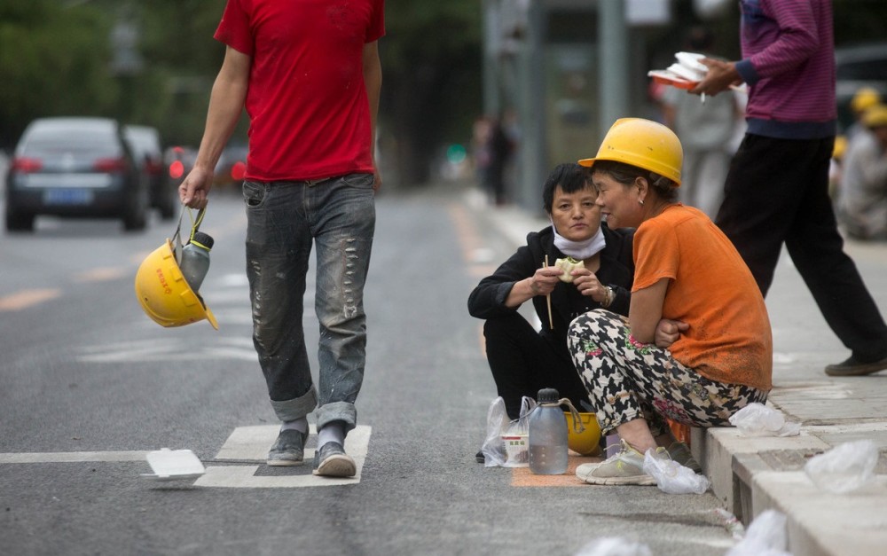 经典镜头:城市的发展离不开农民工的辛劳付出,向他们致敬