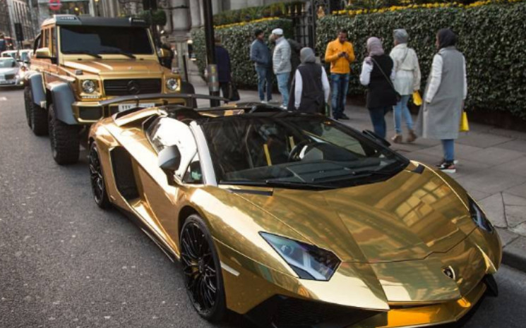 迪拜王子车身镶钻,沙特王子车身镶金,这都