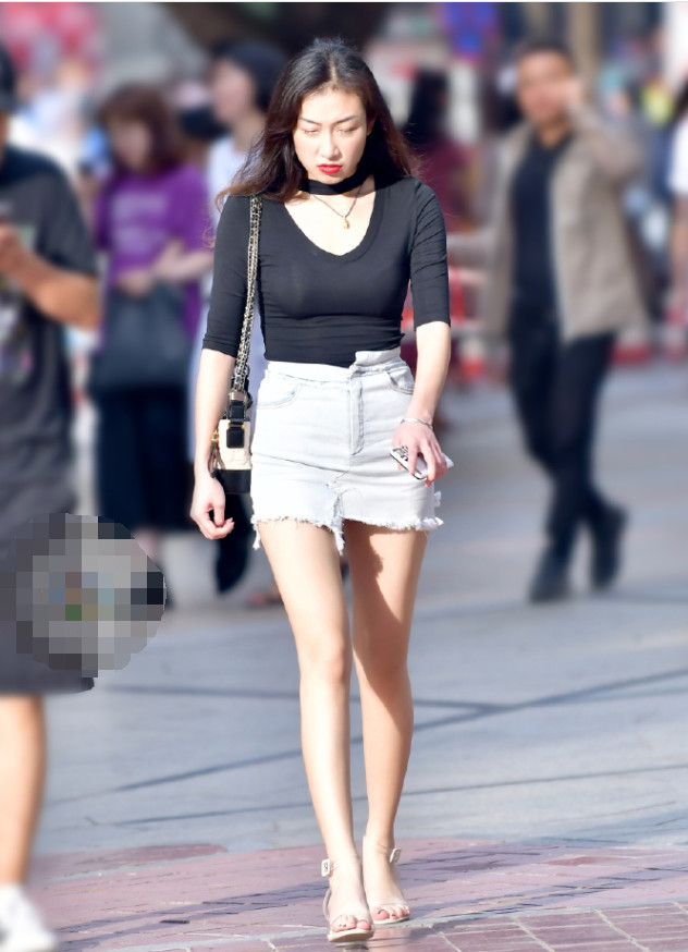 街拍:穿黑色上衣的微胖型美女,行走之间,却把美留下了