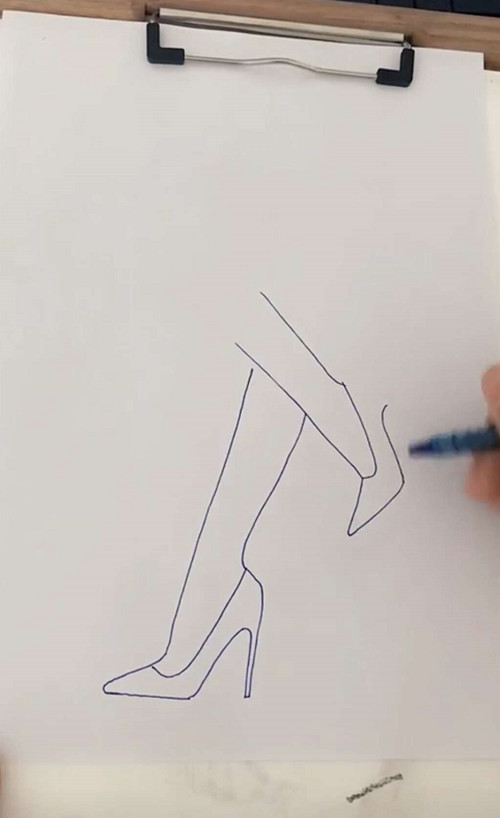 美术生又出"骚操作",寥寥几笔画出美腿,单身狗:爱情要