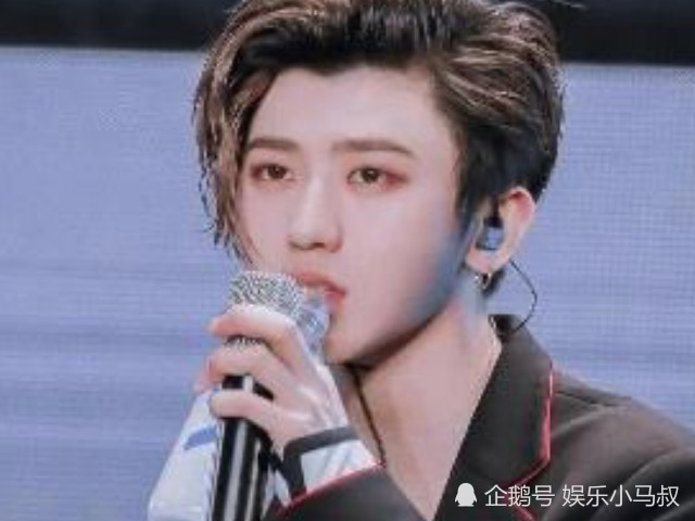蔡徐坤"喝水"照被疯传,看他握杯子手势,ikun:谁还敢喷