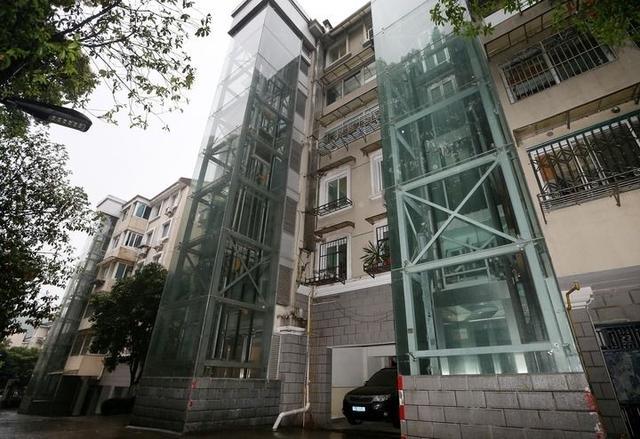 3,加装电梯基本在楼栋北面,占用楼道的采光,并且采用透明玻璃