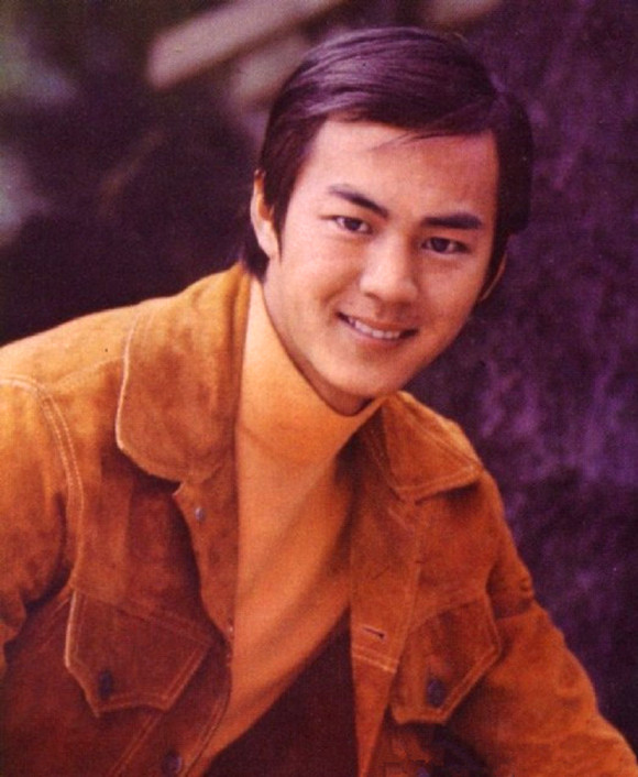 上个世纪60年代末,有那么一位男星,他初出茅庐,年轻朝气,高大俊朗的