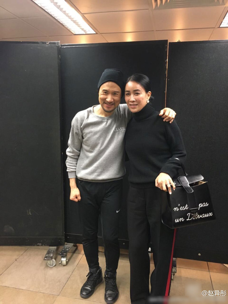 张学友香港红馆开唱 那英现身支持与歌神合影