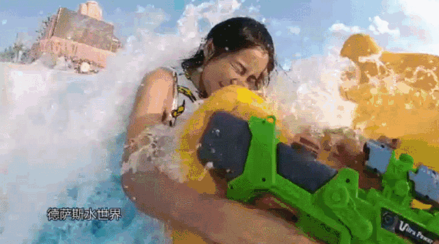 造浪池旁边的舞台上时不时还会有 小姐姐跳舞表演,不要太嗨!