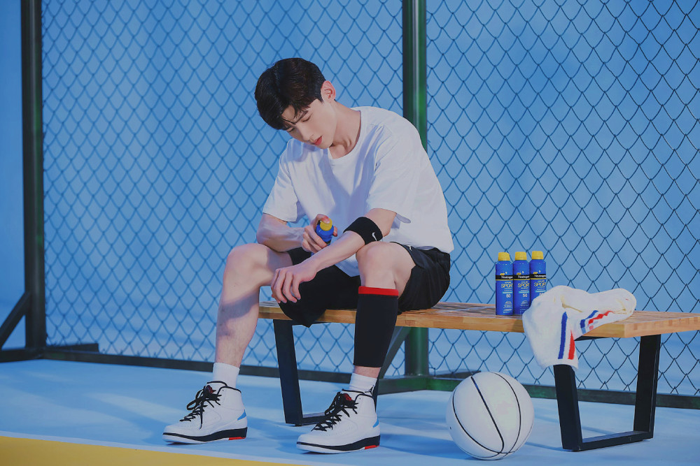 穿着篮球鞋打篮球的少年白敬亭,给人一种阳光帅气的感觉,感觉看着他就
