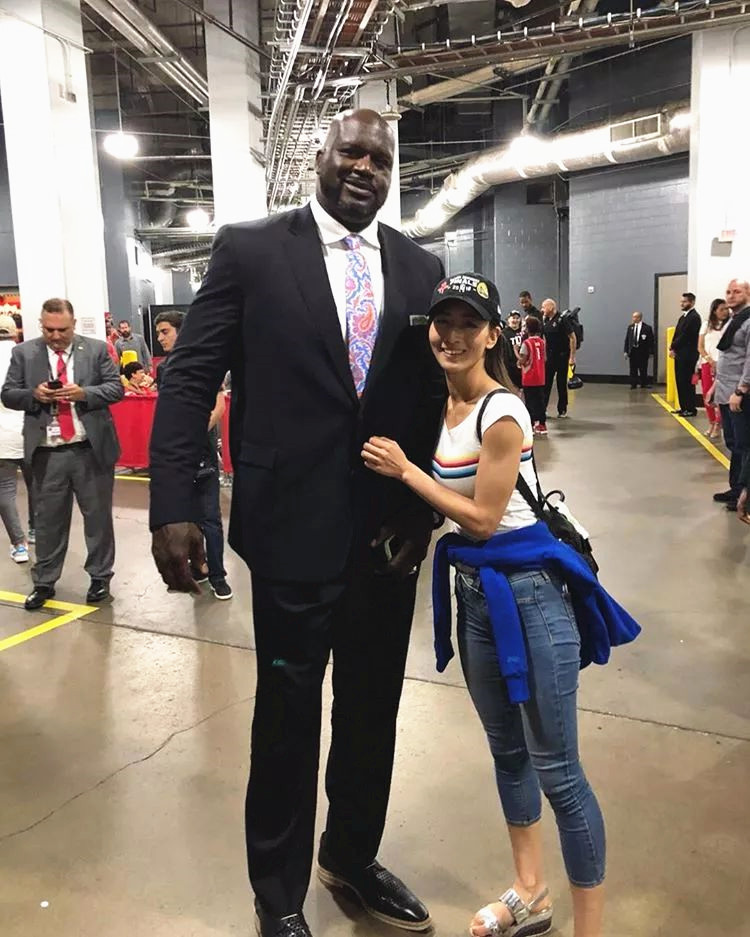 她是日版"赤木晴子",身材高挑专业度强,与奥尼尔合影仅到胃!