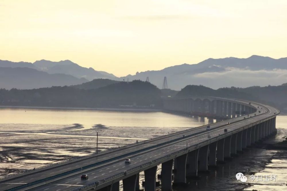 夕阳下的乐清湾跨海大桥是这样的!