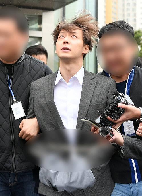 朴有天正式被拘捕,仰望45度角,不让眼泪流出