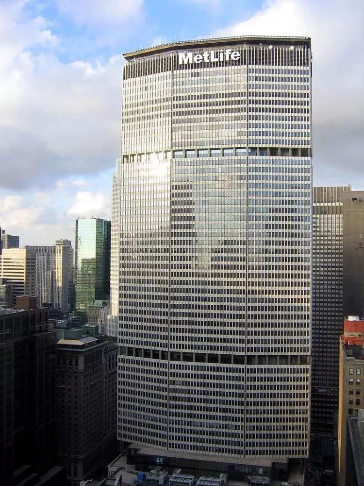 《复联2》剧照 据说这栋大楼的原型是纽约曼哈顿大都会保险公司大楼