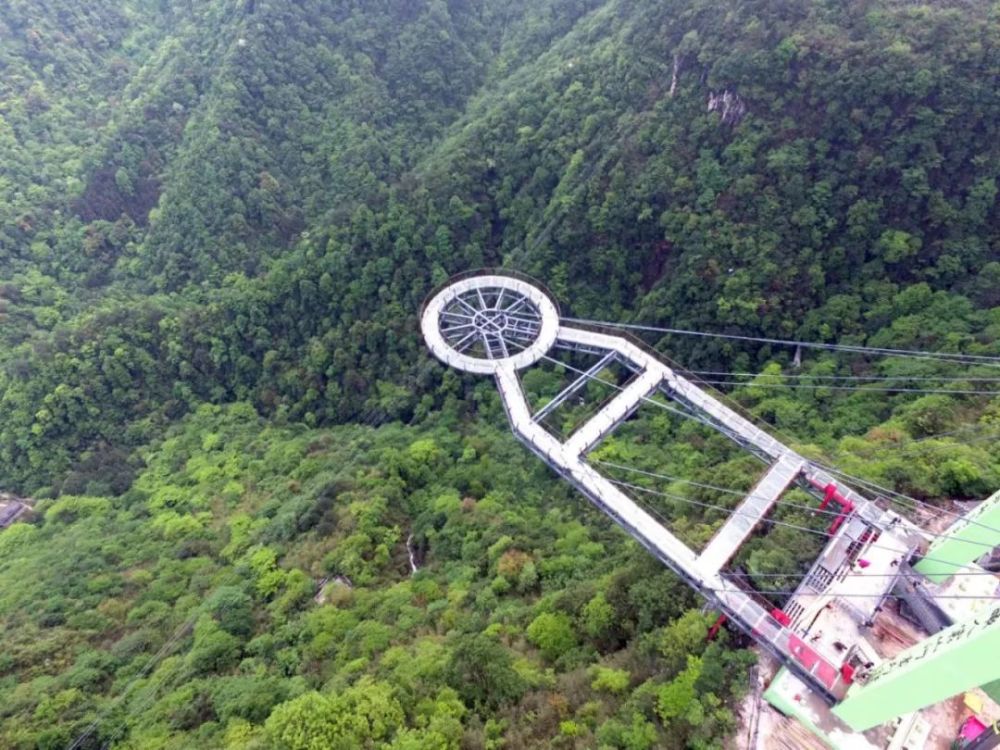 胆小的就不要往下看了 就此略过 怀化首个巨无霸ufo 建在怀化大峡谷里