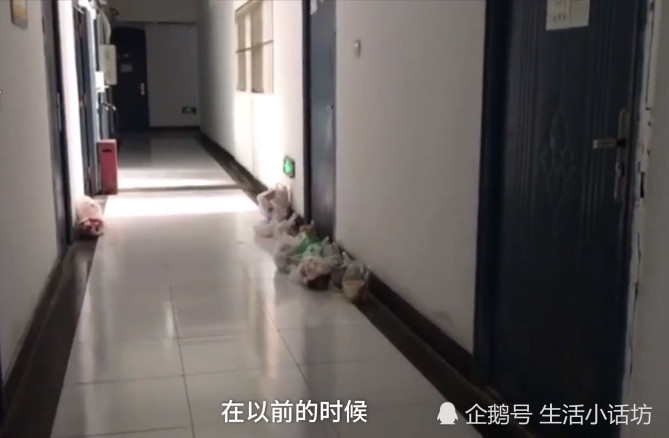 女生宿舍一个月不扔垃圾,走廊发恶臭,被批评觉得没面子