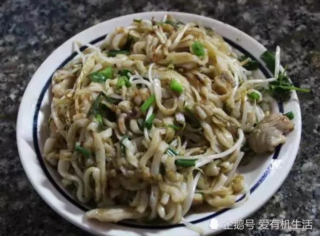 吴川有一种特色美食,叫做"烂镬炒粉",是吴川人心中的一道美味
