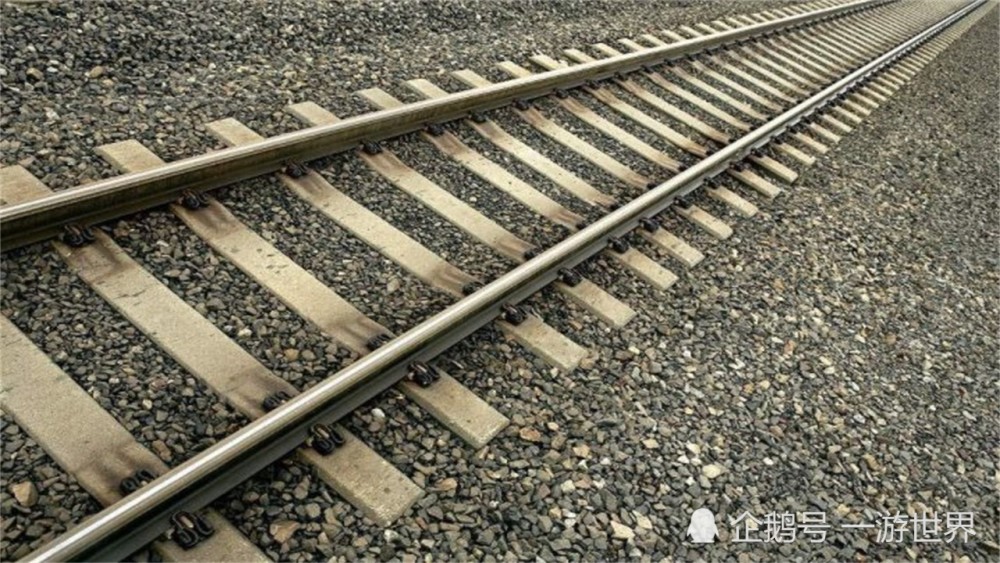 为什么火车轨道上要铺小石块?其实作用很大,你能想到吗?