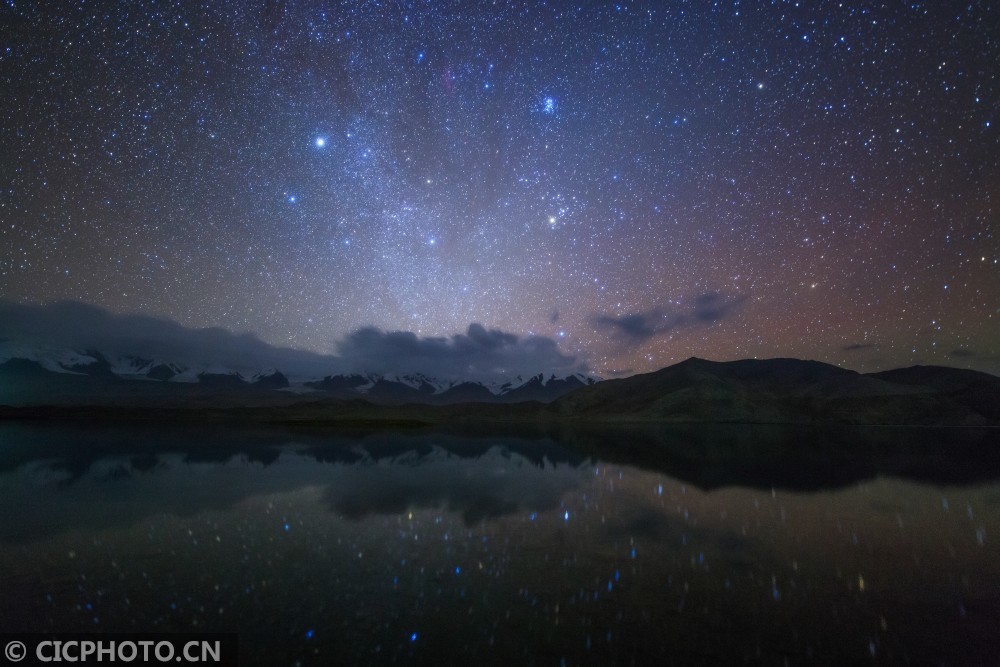 新疆帕米尔高原星空倒影(2018年9月8日摄).cicphoto/戴建峰 摄