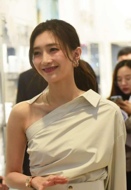 江疏影现身杭州,美女眯眼甜笑气质迷人