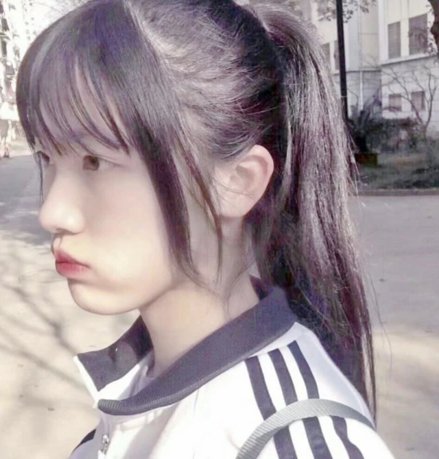 穿校服"扎马尾"总是不好看?记住这3个技巧,保你永远错