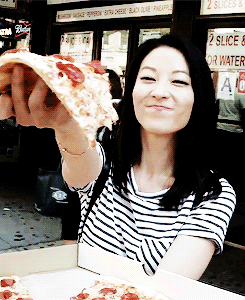 搞笑gif:当吃货拿到自己想要的美食,就会这种表情