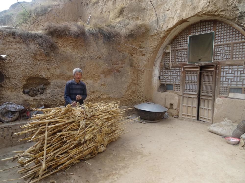 山西农村70岁的老俩口,养羊一年能挣多少钱?听听大爷的回答
