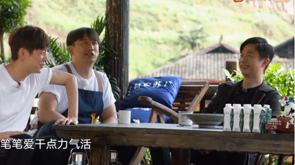 《向往的生活》火热开播,周笔畅喂彭昱畅吃糍粑引争议