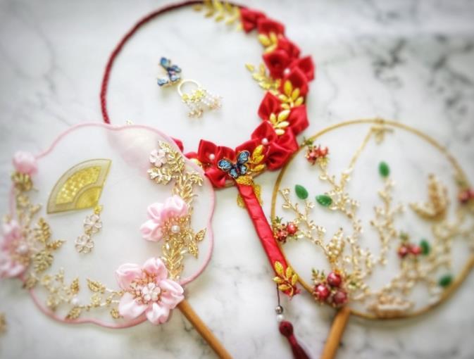 最近"汉服团扇"浪很大,雍容华贵,你的汉服就缺它了