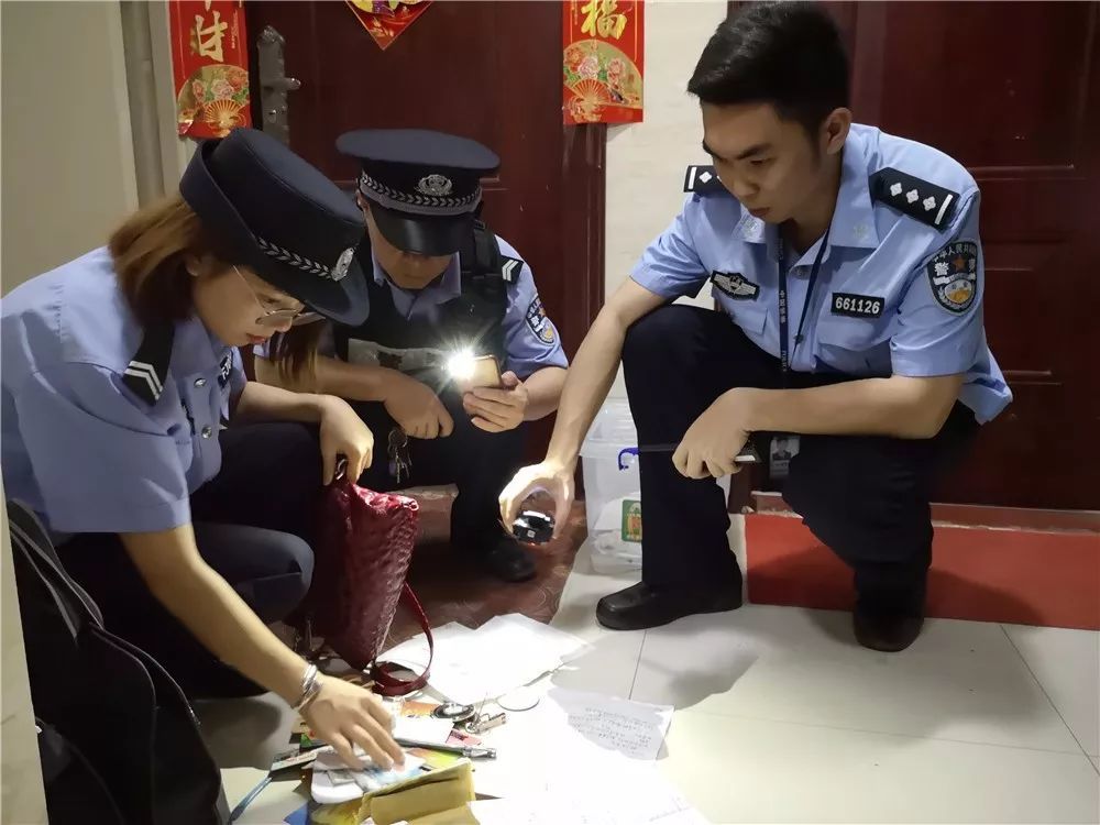 执法人员在现场搜查取证.