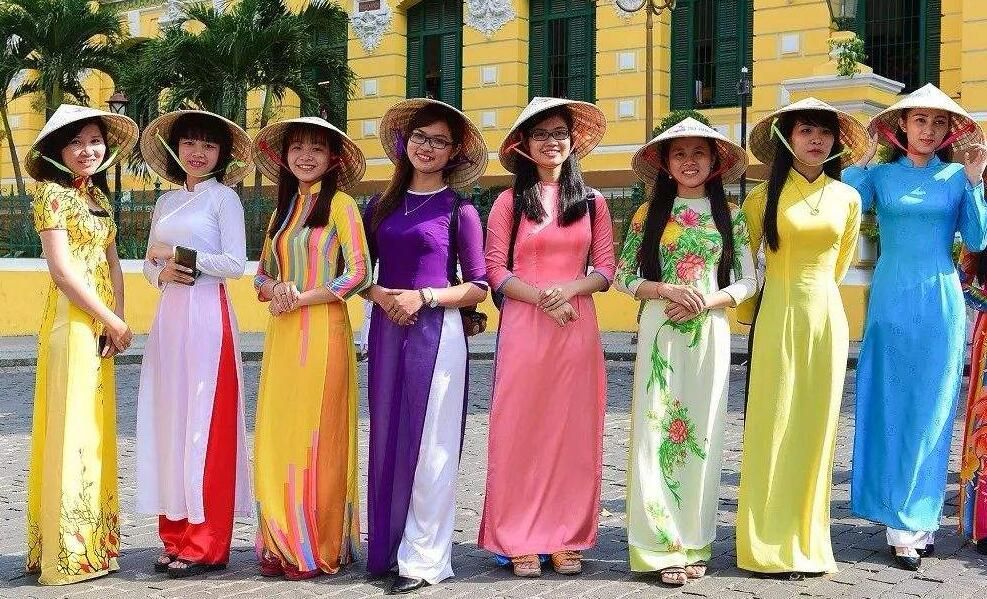 越南的传统服饰奥黛,与中国的旗袍,到底有多少历史关联?