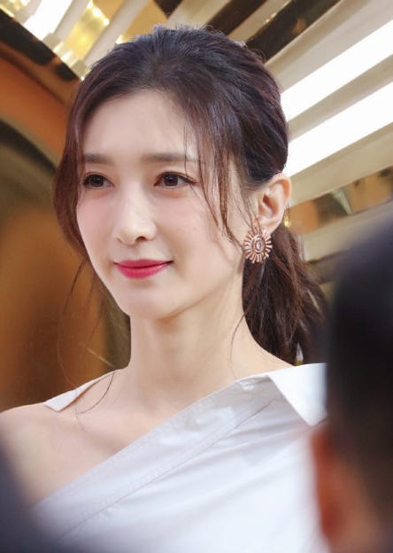 江疏影迷人微笑,你喜欢她吗?