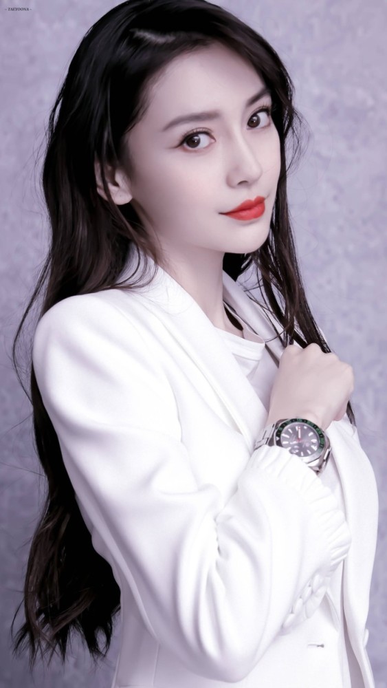 angelababy,中文名杨颖,1989年2月28日出生于上海,13岁时移居香港