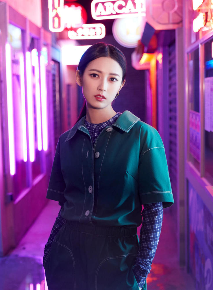 时尚女神陈钰琪个性街拍,桀骜不驯的霸气女王魅力