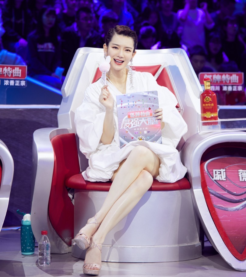 戚薇的脚力惊人!一脚穿起迷你版"瓷砖"鞋?坐着都能感觉霸气
