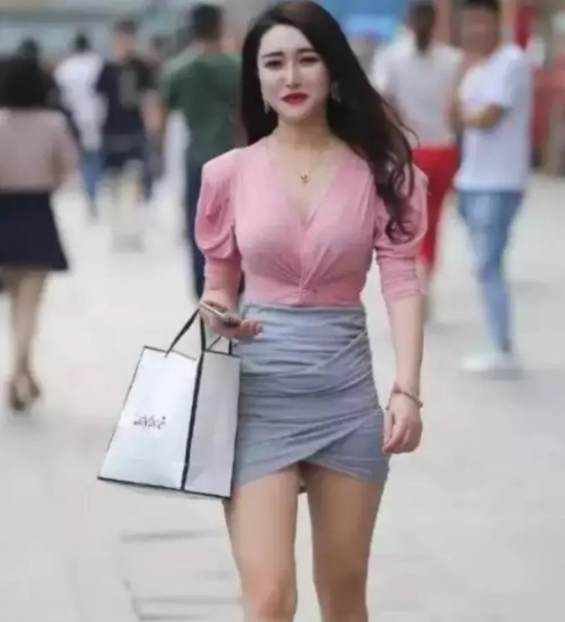 抖音街拍"波浪女神"意外走红!看到她侧脸后,网友:保持