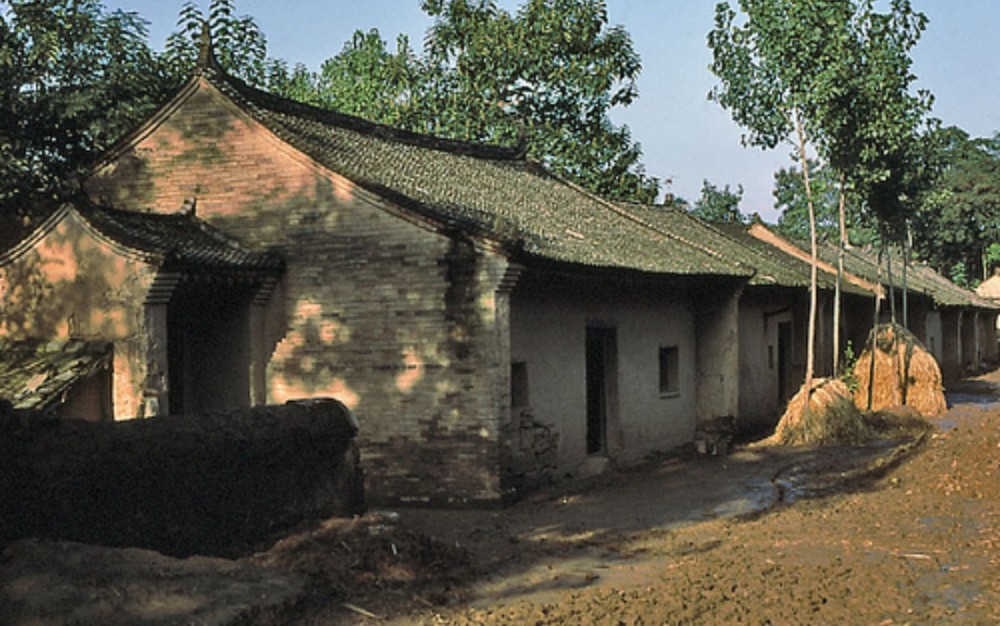 80年代的西安农村:土坯房常见,雨天道路一团糟