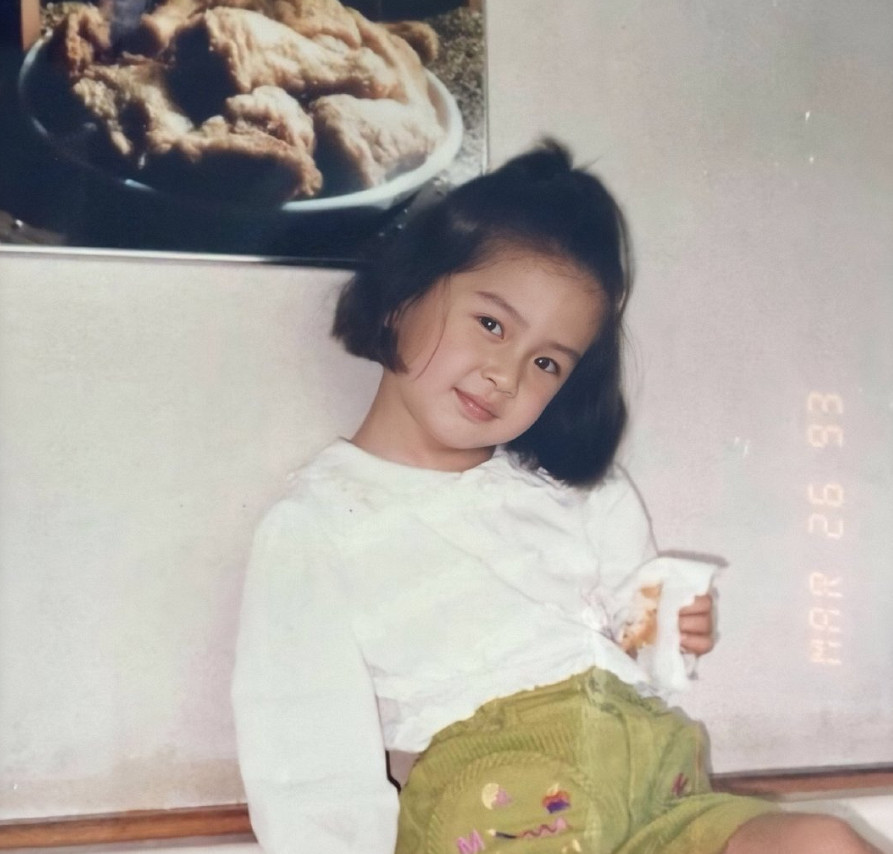 杨颖童年照被修复,看到当时她的眼睛,粉丝:真是女大十八变!