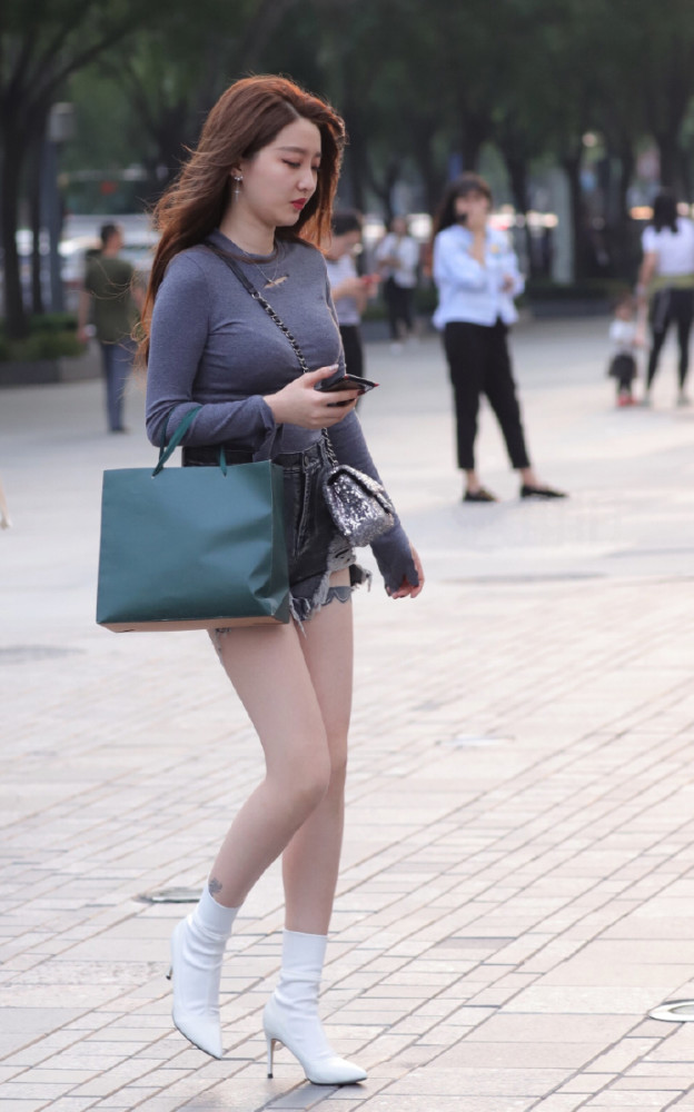 美女街拍:人群中一眼就能看到街上闪亮的小姐姐