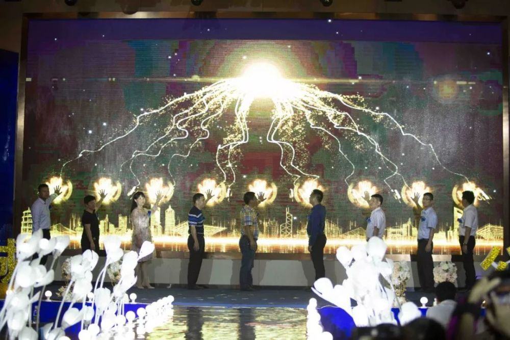 动感激光舞 世界大师领衔表演 曼妙身姿 威尼斯风情舞蹈 科幻人屏互动