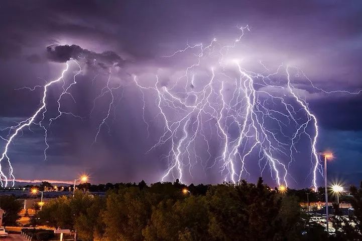 江西一人遭雷击身亡!行车记录仪拍到不幸瞬间…近期注意防雷!