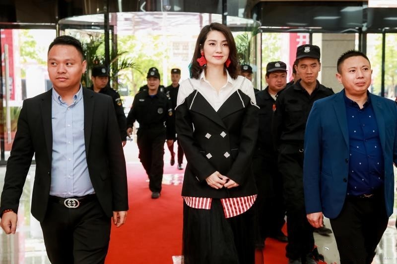 洪欣高调现身活动,挖肩西装搭纱裙气质减龄,女神48岁又怎样