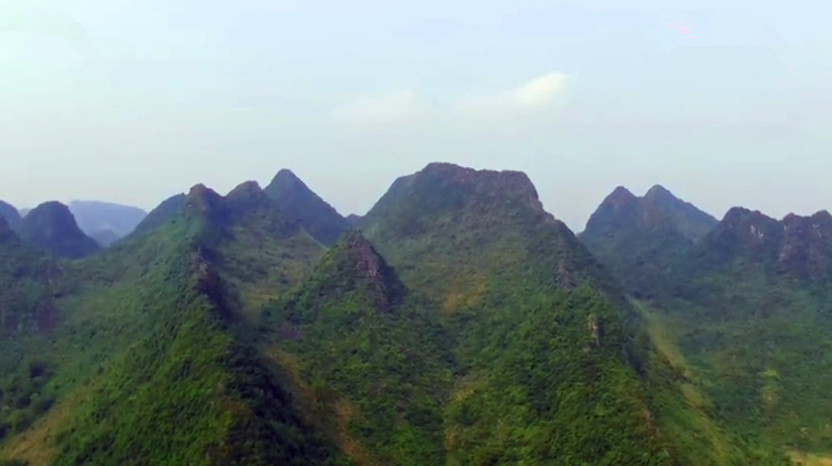 广西这座隐蔽村庄,背靠的大山像金元宝,小洋房一栋挨着一栋