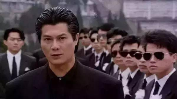 曾是香港娱乐圈的龙头老大,身在娱乐圈混在帮派,留下无数传奇!