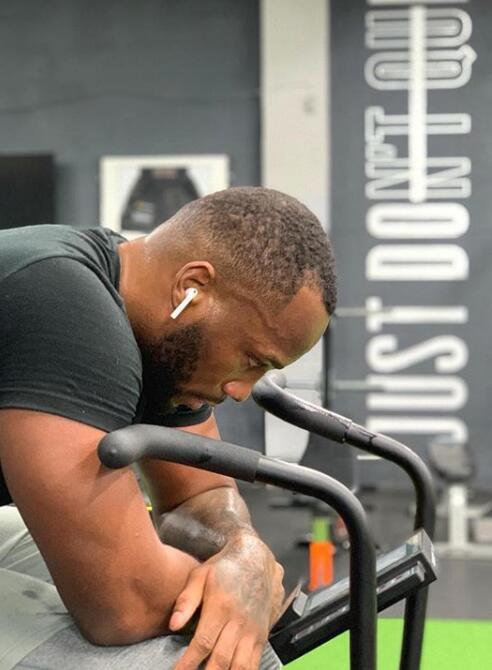 赛场上的黑人格斗士,一身肌肉让人敬畏,私底下也是一位好父亲