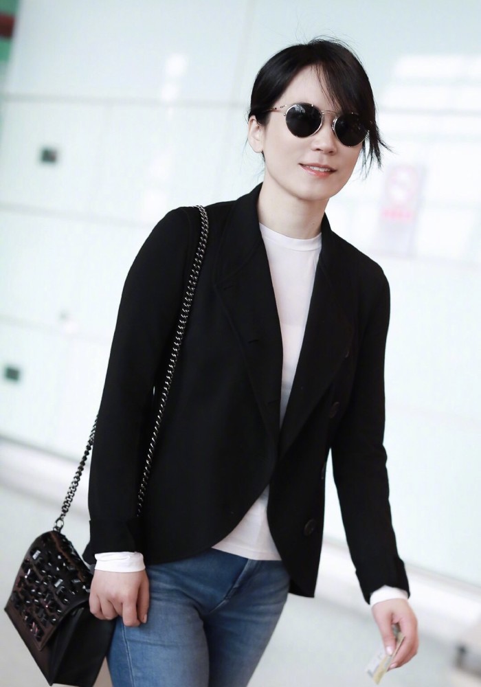 俞飞鸿小西装外套搭配黑色墨镜造型亮相机场,不同于其他女明星的刻意