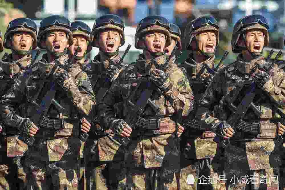 中国阅兵仪式上,士兵突然"倒下",却获得了全世界的尊重!