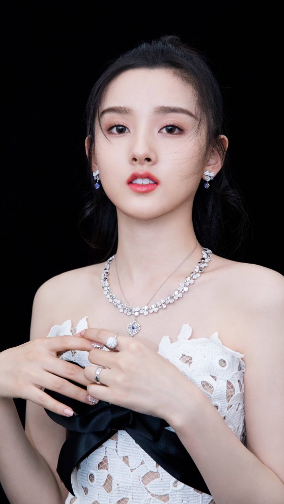 高颜少女"宋祖儿"上线,这清透的笑容,让人沉溺