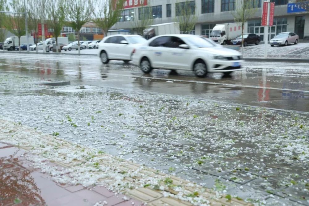 赤峰突降冰雹,白了一地!假期天气是这样的