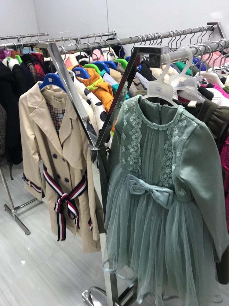 图为朝鲜平壤一家服装店,店里的服装都是朝鲜比较流行的款式.
