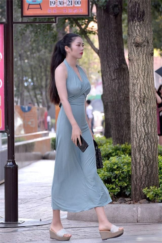 美女街拍:图1长款蓝色裙适合微胖小姐姐穿搭,端庄又靓丽!