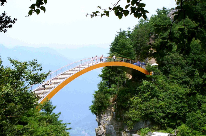 神农架林区,天燕景区游览.浪漫的彩虹桥屹立山巅之间