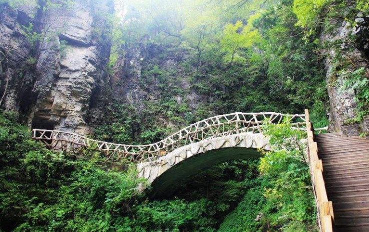 神农架林区,天燕景区游览.浪漫的彩虹桥屹立山巅之间