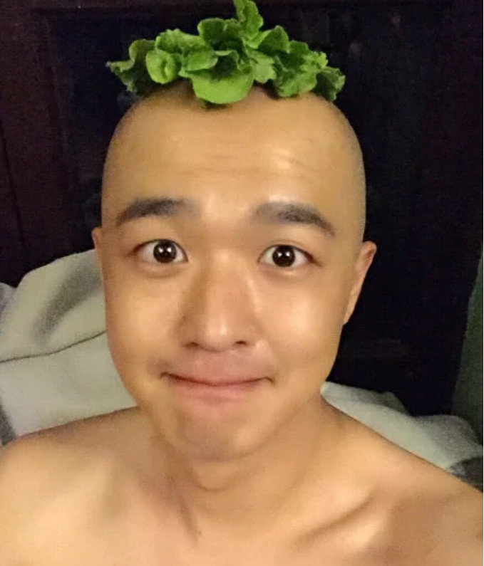 露着自己的锁骨,虽然说肯呢过并不性感吧,不过他光头的这个是非常可爱